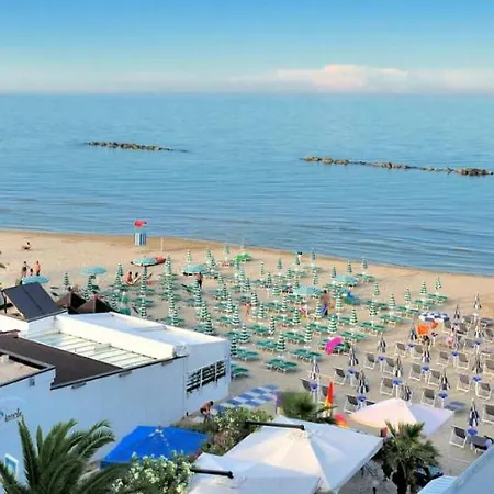 Attico Affacciato Sul Mare Con Ampia Terrazza